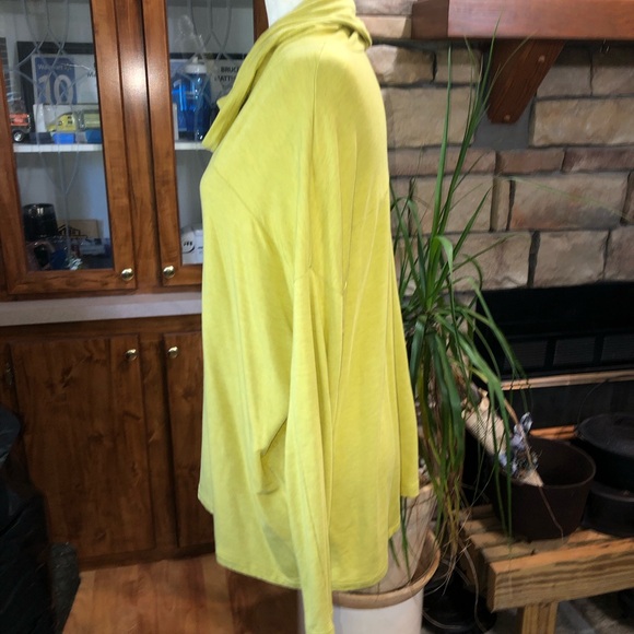CABI SIZE MEDIUM LIME GREEN CHARTREUSE OVERSIZED COWL NECK LONG SLEEVE TOP - Picture 2 of 3